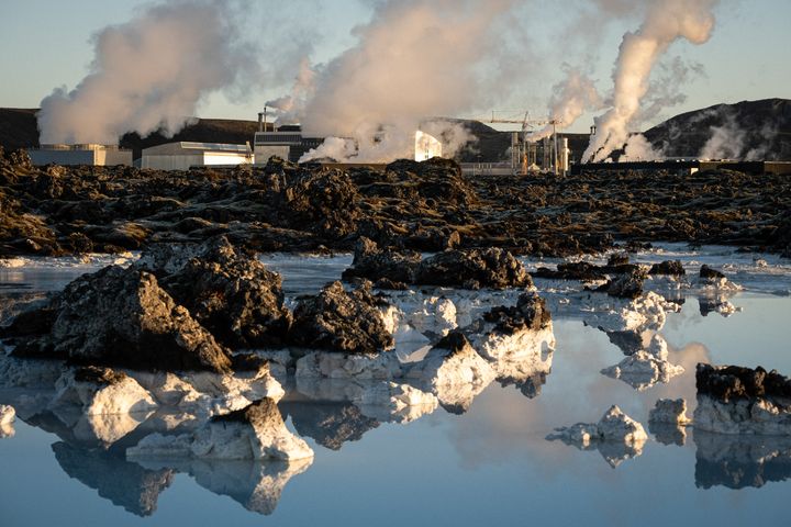 GRINDAVIK, ISLANDE - 2023/11/09 : À côté du Blue Lagoon se trouve la centrale géothermique de Grindavik.  L'Islande se prépare à une nouvelle éruption volcanique sur la péninsule de Reykjanes.  Après plus de 1400 tremblements de terre au cours des dernières 48 heures dans la région de Grindavik, les experts mettent en garde contre une très probable éruption volcanique dans les prochains jours.  En 2021, 2022 et 2023, des éruptions volcaniques successives se sont produites près de la région de Grindavik, peuplée de quelque 3 200 personnes.  Pour le moment, la célèbre station thermale Blue Lagoon a fermé ses portes en raison du grand risque qu'une fissure volcanique s'ouvre dans la même zone.  (Photo de Raul Moreno/SOPA Images/LightRocket via Getty Images)