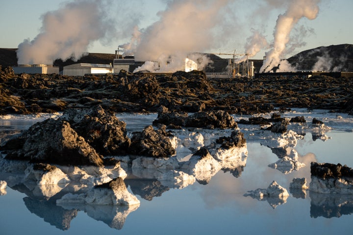 Iceland's Blue Lagoon spa closes temporarily as earthquakes put area on  alert for volcanic eruption