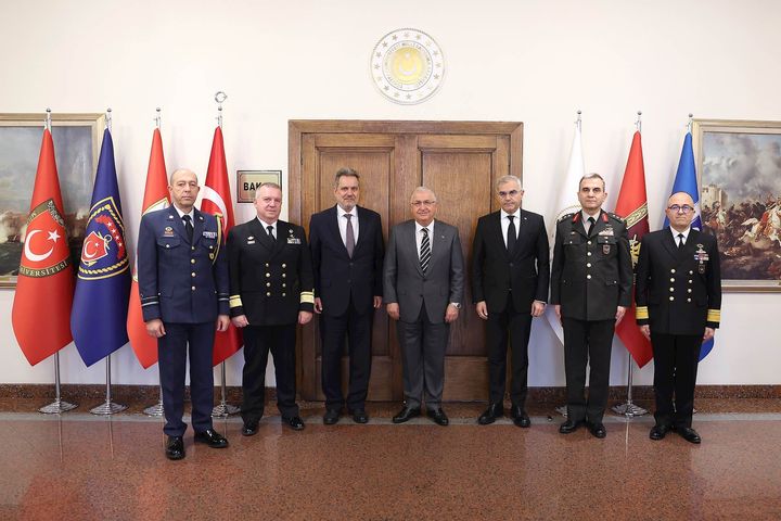 Ο Τούρκος Υπουργός Αμυνας, Γιασάρ Γκουλέρ (στο κέντρο της φωτογραφίας) υποδέχεται την ελληνική αντιπροσωπεία με επικεφαλής τον Χάρη Λαλάκο (τρίτος από αριστερά), γενικό γραμματέα του ΥΠΕΞ