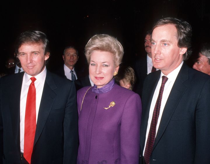 Donald Trump, Maryanne Trump et Robert Trump sont vus lors de l'ouverture du casino Taj Mahal de Donald Trump à Atlantic City, New Jersey, en 1990.