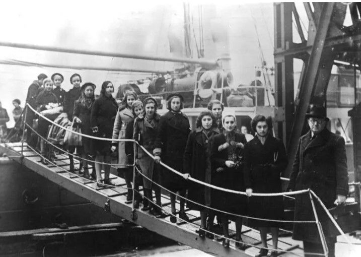 Παιδιά από την Πολωνία φτάνουν στο Λονδίνο με ένα Kindertransport τον Φεβρουάριο του 1939.