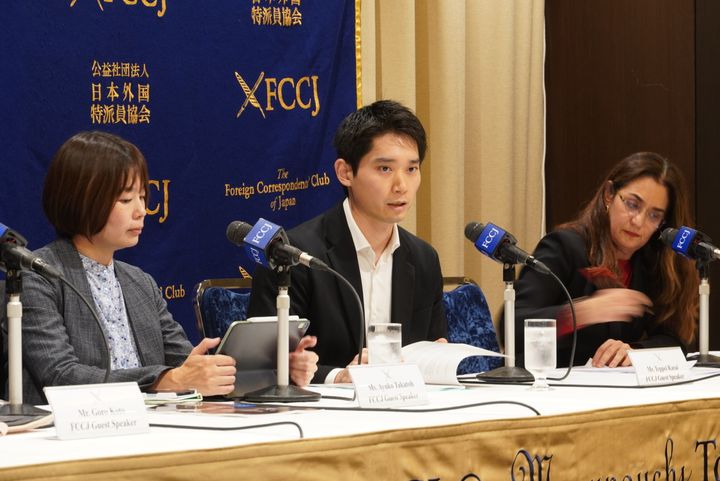 記者会見を開くHRWの笠井哲平さん（中央）と高遠あゆ子さん（左）