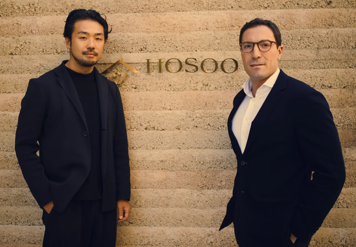 細尾 代表取締役社長 細尾真孝さん（左）と、LVMH メティエダール CEO マッテオ・デ・ローサさん（右）