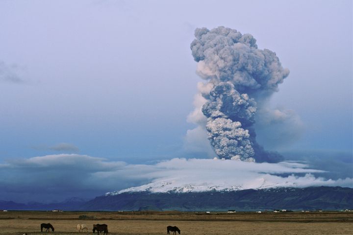 Η έκρηξη του ηφαστείου Eyjafjallajokull στην Ισλανδία δημιούργησε ένα σύννεφο τέφρας που προκάλεσε παγκόσμιο χάος στις αεροπορικές μεταφορές.