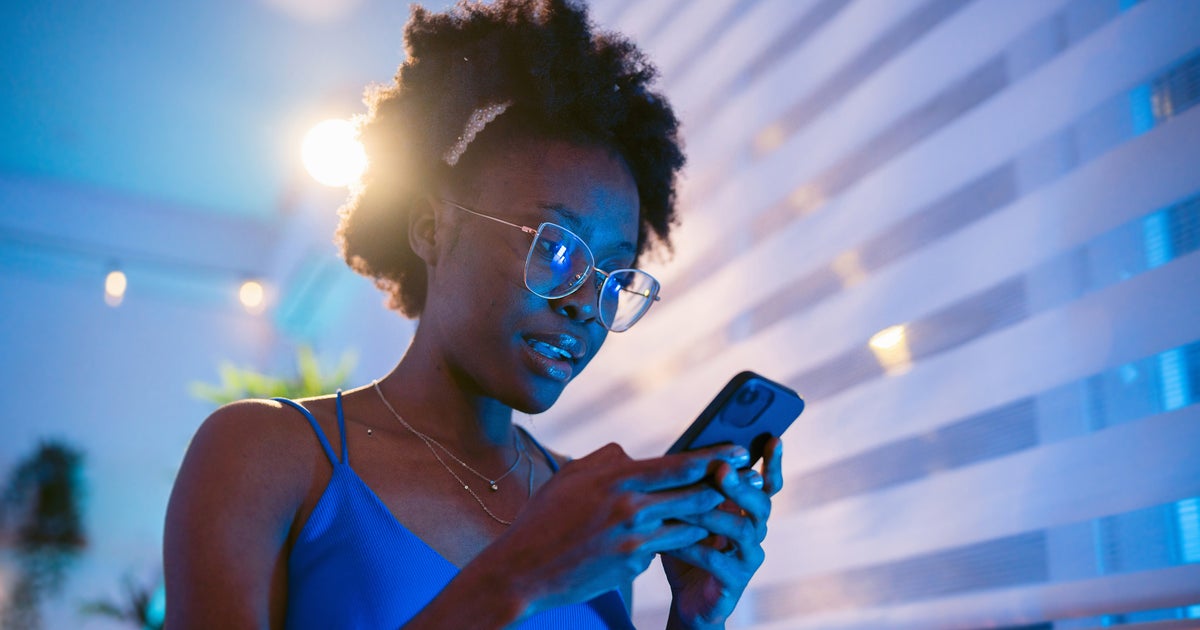 Can The Blue Light From Your Devices Really Age Your Skin? Here's What Derms Say.