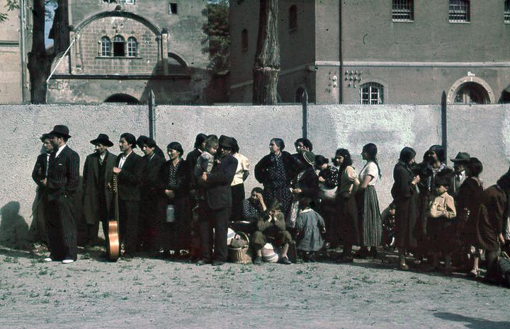 Άμαχοι Ρομά στο Άσπεργκ της Γερμανίας μαζεύονται για απέλαση από τις γερμανικές Αρχές στις 22 Μαΐου 1940.