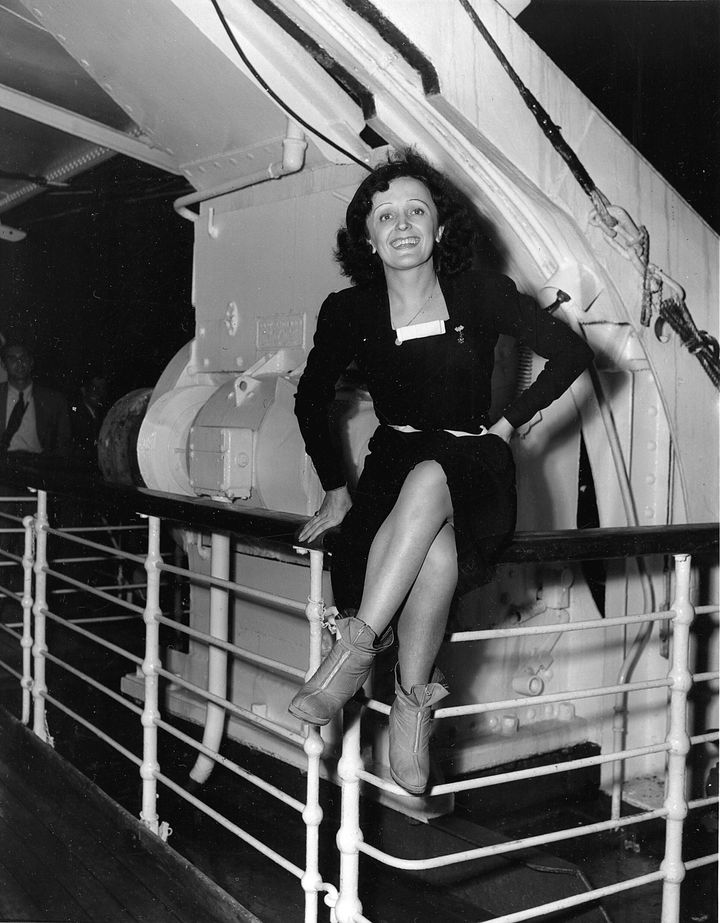Η Edith Piaf στο πλοίο Queen Elizabeth κατά την άφιξη της στη Νέα Υόρκη, 16 Οκτωβρίου 1947. (AP Photo)