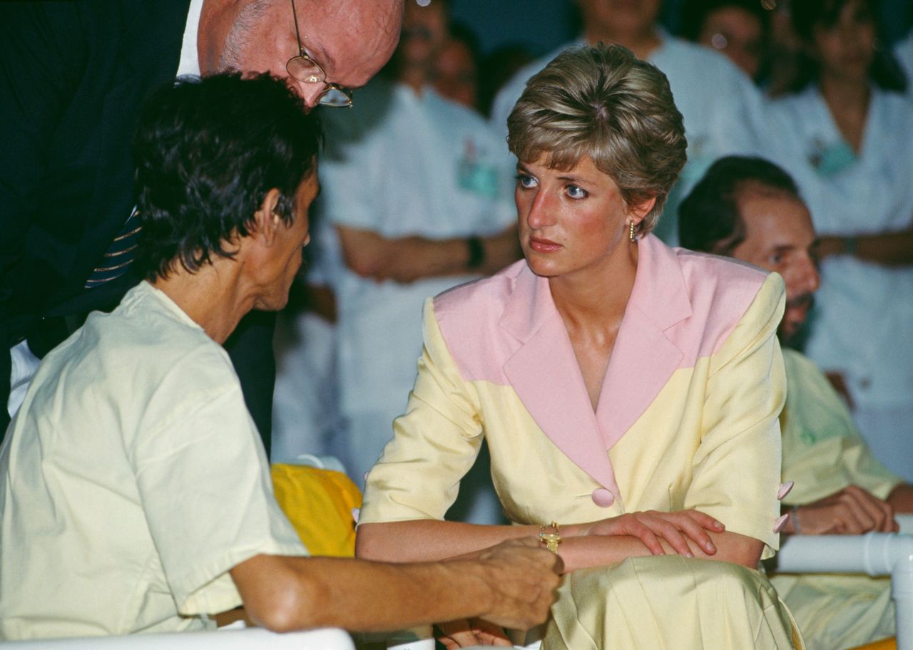 Η Νταϊάνα, Πριγκίπισσα της Ουαλίας (1961 - 1997) επισκέπτεται ασθενείς που πάσχουν από AIDS στο Hospital Universidade στο Ρίο ντε Τζανέιρο, Βραζιλία, 25 Απριλίου 1991.