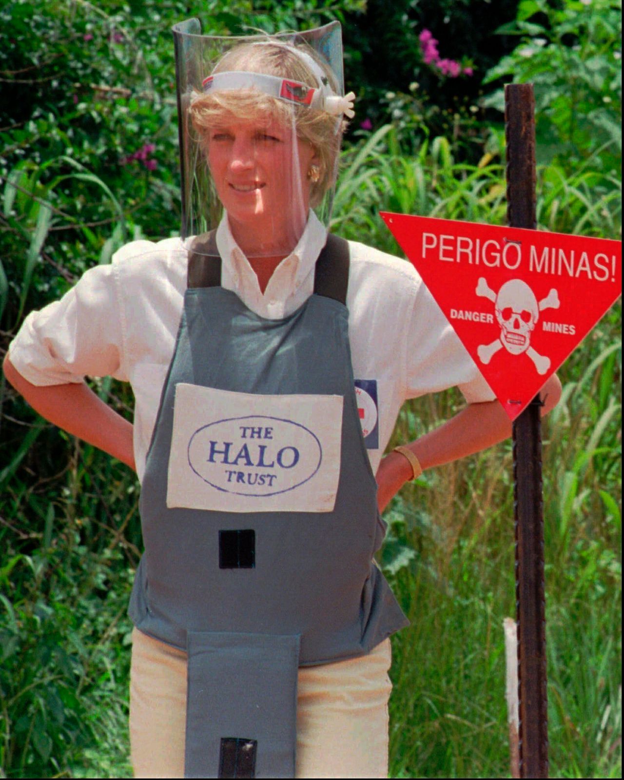 Η Νταϊάνα φοράει προστατευτικό εξοπλισμό την Τετάρτη 15 Ιανουαρίου 1997 κατά τη διάρκεια ενημέρωσης από τον βρετανικό οργανισμό σάρωσης ναρκοπεδίων Halo Trust στο Huambo, στην κεντρική Αγκόλα, μια από τις πιο πυκνά ναρκοθετημένες περιοχές της χώρας.