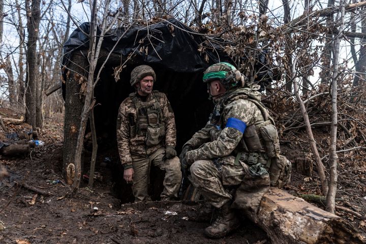 Ουκρανοί στρατιώτες σε χαρακώματα σε θέση πεζικού στην περιοχή Λουχάνσκ της Ουκρανίας στις 14 Νοεμβρίου 2023.