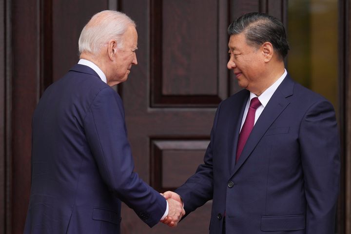 Ο πρόεδρος Τζο Μπάιντεν χαιρετά τον πρόεδρο της Κίνας Σι Τζινπίνγκ στο κτήμα Filoli στο Γουντσάιντ της Καλιφόρνια, Τετάρτη 15 Νοεμβρίου 2023, στο περιθώριο της διάσκεψης για την Οικονομική Συνεργασία Ασίας-Ειρηνικού.