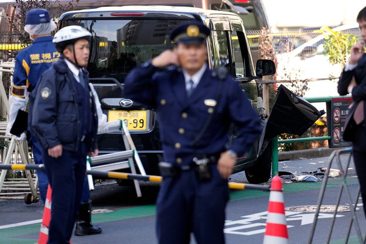 Αστυνομικοί εξετάζουν ένα αυτοκίνητο, το οποίο έπεσε σε προσωρινό οδόφραγμα κοντά στην ισραηλινή πρεσβεία στο Τόκιο την Πέμπτη 16 Νοεμβρίου 2023.