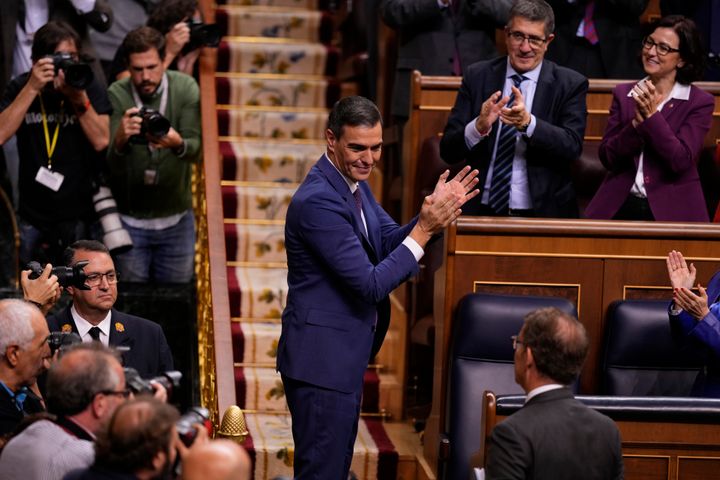 Ο πρωθυπουργός της Ισπανίας Πέδρο Σάντσεθ χειροκροτεί καθώς ο ηγέτης της συντηρητικής αντιπολίτευσης Αλμπέρτο Νούνιεθ Φέιχο τον πλησιάζει για να τον συγχαρεί μετά την εκλογή του από στο ισπανικό κοινοβούλιο στη Μαδρίτη, Ισπανία, Πέμπτη 16 Νοεμβρίου 2023.