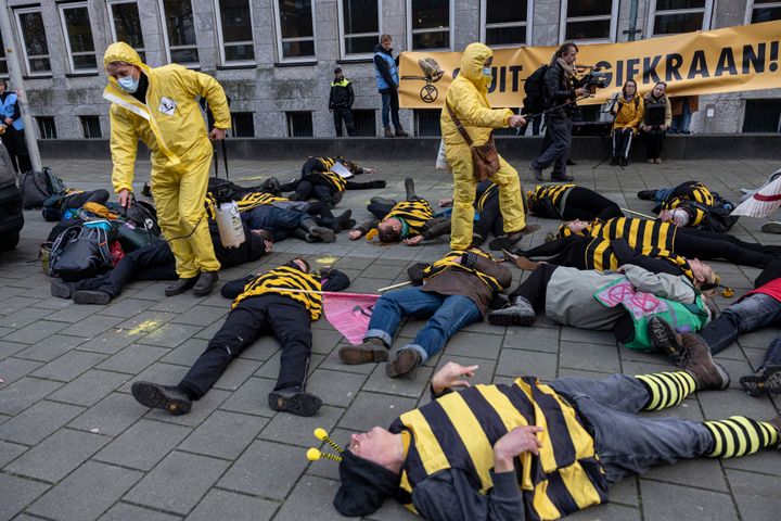 Διαδηλωτές ντυμένοι αγρότες περπατούν με ψεύτικα σπρέι γλυφοσάτης, ενώ άνθρωποι ντυμένοι μέλισσες βρίσκονται νεκροί στο έδαφος έξω από το ολλανδικό Υπουργείο Γεωργίας στις 15 Νοεμβρίου 2023 στη Χάγη, Ολλανδία. Η προσωρινή ολλανδική κυβέρνηση είναι βαθιά διχασμένη σχετικά με την παράταση της χρήσης του φυτοφαρμάκου που θα αποφασιστεί στο Ευρωπαϊκό Κοινοβούλιο στις 16 Νοεμβρίου.