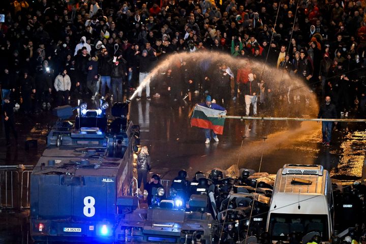 Η αστυνομία πυροβολεί με κανόνι νερού προς τους οπαδούς έξω από το στάδιο Vassil Levski πριν από τον αγώνα ποδοσφαίρου για τα προκριματικά του UEFA Euro 2024 μεταξύ της Βουλγαρίας και της Ουγγαρίας, στη Σόφια, στις 16 Νοεμβρίου 2023.