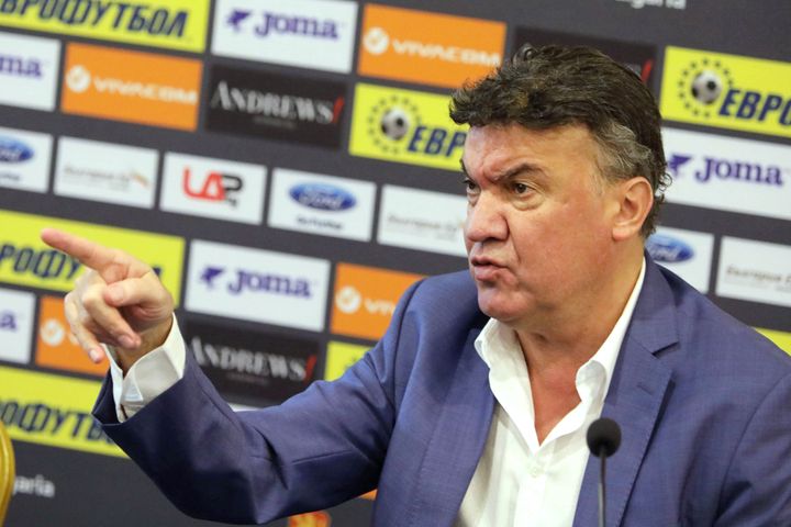 Ο επικεφαλής της βουλγαρικής ποδοσφαιρικής ομοσπονδίας Borislav Mikhailov μιλάει στον Τύπο στις 18 Οκτωβρίου 2019 στη Σόφια της Βουλγαρίας. Ο Mikhailov παραιτήθηκε μετά από ένα περιστατικό κατά το οποίο Βούλγαροι οπαδοί εκτόξευσαν ρατσιστικές προσβολές σε Άγγλους παίκτες, κατά τη διάρκεια ενός προκριματικού αγώνα UEFA 2020 στις 14 Οκτωβρίου