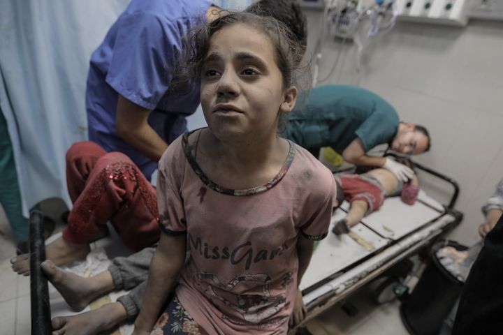 Pemuda Palestina yang terluka dalam serangan Israel tiba di Rumah Sakit Medis Nasser pada 16 November 2023 di Khan Yunis, Gaza.  Pertempuran sengit terjadi di Jalur Gaza utara ketika Israel mengepung wilayah tersebut, meskipun ada seruan gencatan senjata yang semakin mendesak.  Karena kurangnya bahan bakar yang dibutuhkan untuk mengoperasikan generator, rumah sakit kekurangan listrik.  Antara 15.000 dan 20.000 orang berlindung di fasilitas rumah sakit, menurut kementerian kesehatan di Jalur Gaza yang dikuasai Hamas.  WHO, sekali lagi menghubungi rumah sakit Al-Shifa di Gaza, mempertimbangkannya 