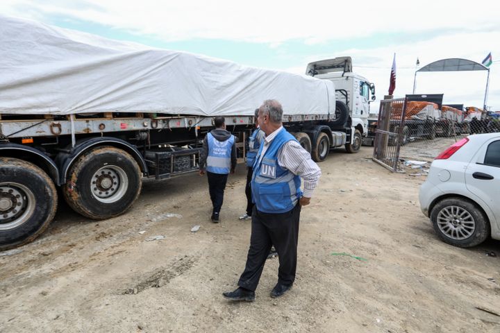 Truk yang membawa bantuan kemanusiaan memasuki perbatasan Rafah saat serangan Israel berlanjut di Rafah, Gaza pada 15 November 2023.