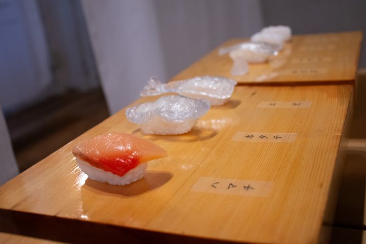 「HELP展 30年後には消えてしまうかもしれない」寿司のオブジェ