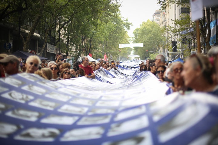 Εκατοντάδες χιλιάδες άνθρωποι διαδήλωσαν στην Plaza de Mayo με εικόνες των ανθρώπων που σκοτώθηκαν και εξαφανίστηκαν το 1976 ((24/3/2023)