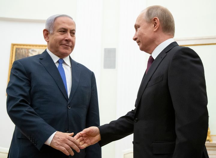 Στο μακρινό 2019 όταν Πούτιν και Νετανιάχου ήταν ακόμη σύμμαχοι. Σήμερα οι ισραηλινοί που διαδηλώνουν κατά του πολέμου στη Γάζα τους συμπεριλαμβάνουν στο ίδιο πανό.