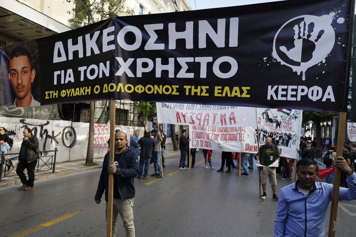 Συμμετοχή Ρομά στην πορεία για την 50η επέτειο από την εξέγερση του Πολυτεχνείου με διαμαρτυρία για τον θάνατο του 17χρονου από πυροβολισμό αστυνομικού στην Βοιωτία, Αθήνα Παρασκευή 17 Νοεμβρίου 2023. (ΓΙΩΡΓΟΣ ΚΟΝΤΑΡΙΝΗΣ/EUROKINISSI)