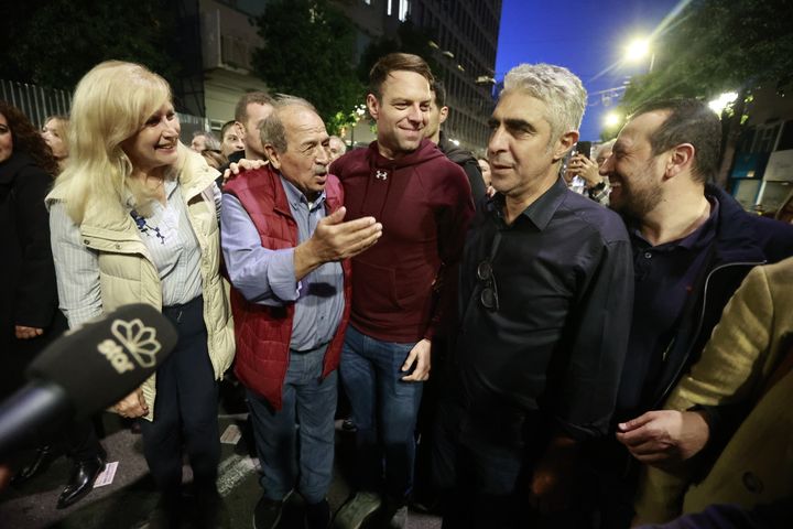 Στην πορεία για την 50η επέτειο από την εξέγερση του Πολυτεχνείου, σήμερα Παρασκευή 17 Νοεμβρίου 2023, βρίσκεται ο Στέφανος Κασσελάκης. Γύρω στις 5.30 το απόγευμα ο Πρόεδρος του ΣΥΡΙΖΑ έδωσε το παρών στην πορεία, μπαίνοντας στο μπλοκ του κόμματος. Υπενθυμίζεται πως νωρίτερα την Παρασκευή ο Στέφανος Κασσελάκης κατέθεσε στεφάνι για την επέτειο Πολυτεχνείου, στο μνημείο του ΕΑΤ-ΕΣΑ, στο Πάρκο Ελευθερίας, συνοδευόμενος από αντιπροσωπεία του ΣΥΡΙΖΑ.
