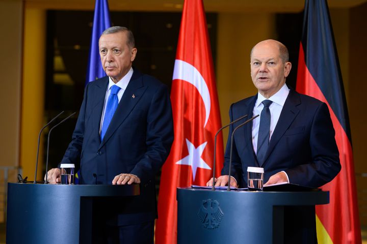 17 Νοεμβρίου 2023, Βερολίνο: Ρετζέπ Ταγίπ Ερντογάν, πρόεδρος της Τουρκίας, μιλούν σε συνέντευξη Τύπου πριν από τη συνάντησή τους και το δείπνο στην Ομοσπονδιακή Καγκελαρία.