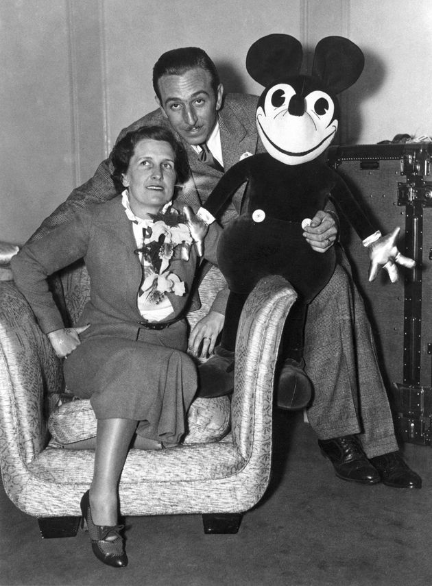 1935年6月に撮影された写真。ウォルトと妻リリアン、そしてぬいぐるみのミッキーマウスが写っている。