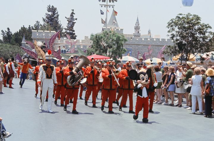 1970年、音楽隊を率いてパレードの先頭に立つミッキーマウス