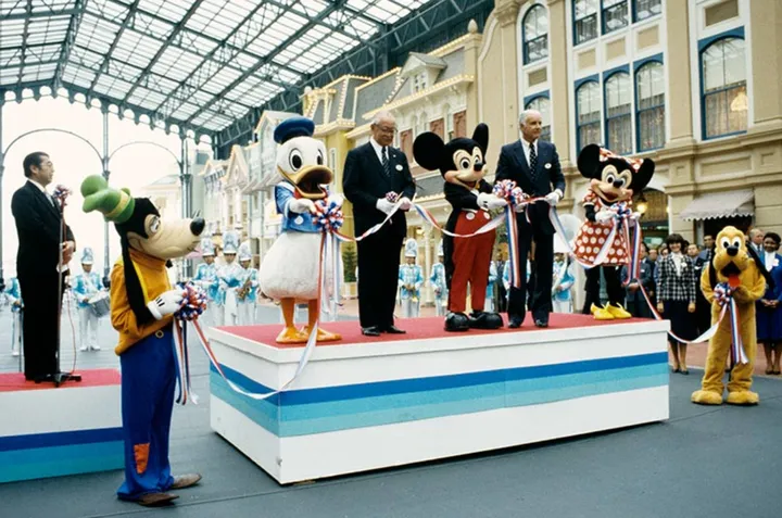 ディズニー100周年のミッキーマウスの誕生日。歴代の貴重な写真から