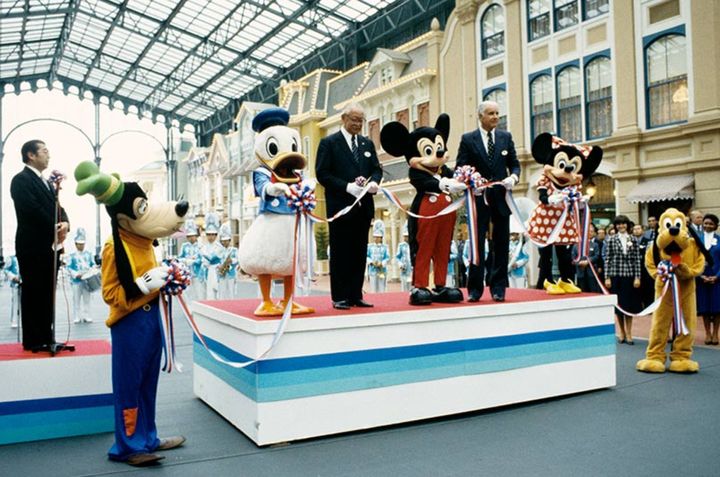 東京ディズニーランド開園時記念式典でのミッキーマウスやその仲間たち