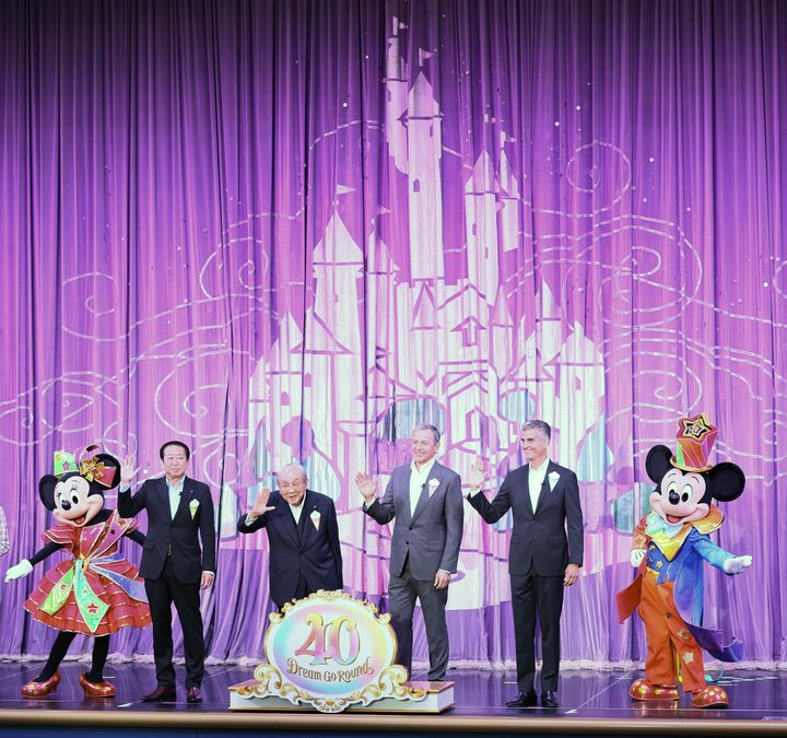 東京ディズニーランド40周年のセレモニーに出席したオリエンタルランドの加賀見俊夫会長（中央左）らとミッキーマウスたち