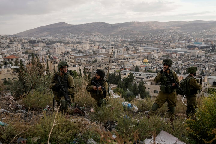 Des soldats israéliens sont vus lors d’une opération militaire dans le camp de réfugiés de Balata, en Cisjordanie, le dimanche 19 novembre 2023. (AP Photo/Majdi Mohammed)