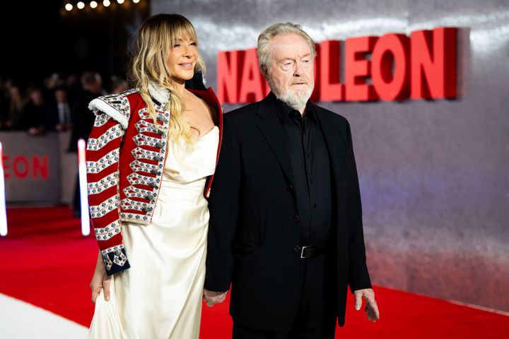 Ο Ρίντλεϊ Σκοτ με τη σύζυγο του, παραγωγό, Τζιανίνα Φάτσιο στην πρεμιέρα της ταινίας στο Λονδίνο, 16 Νοεμβρίου 2023. (Photo by Scott Garfitt/Invision/AP)