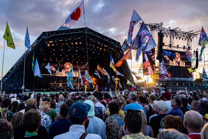 Ο Έλτον Τζον στο Glastonbury Festival 2023. (Joel C Ryan/Invision/AP)