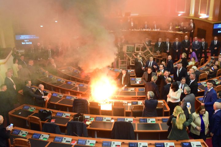 Πυρκαγιά ξεσπά στην αίθουσα της ολομέλειας λόγω της ανάφλεξης καπνογόνων από βουλευτές των κομμάτων της αντιπολίτευσης, με σκοπό να διαταράξουν την προγραμματισμένη συνεδρίαση του κοινοβουλίου για τη συζήτηση του προϋπολογισμού του 2024 στα Τίρανα της Αλβανίας στις 20 Νοεμβρίου 2023.