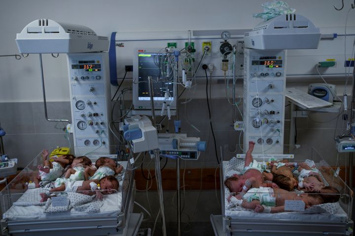 Πρόωρα μωρά προετοιμάζονται για μεταφορά στην Αίγυπτο μετά τη διακομιδή τους από το νοσοκομείο Σίφα στην πόλη της Γάζας σε νοσοκομείο στη Ράφα, στη Λωρίδα της Γάζας, Δευτέρα 20 Νοεμβρίου 2023.