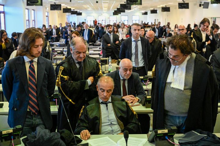 Αξιωματούχοι ακούνε καθώς οι δικαστές διαβάζουν τις ετυμηγορίες της μεγαλύτερης δίκης των τελευταίων ετών για τα μέλη της Ντρανγκέτα, της ισχυρότερης μαφίας της Ιταλίας (20/11/2023)