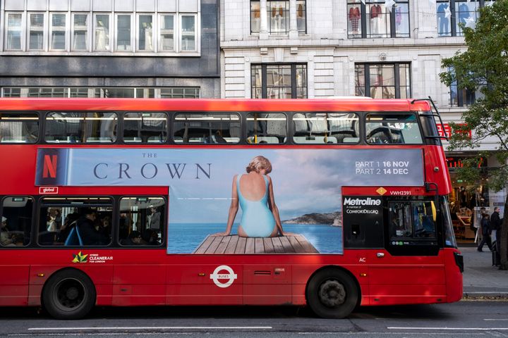 Το χαρακτηριστικό βρετανικό λεωφορείο με διαφήμιση των επεισοδίων της τελευταίας σαιζόν της σειράς «The Crown» του Netflix. 