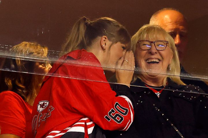 Taylor Swift (trái) và Donna Kelce xuất hiện tại trận đấu của Kansas City Chiefs vào ngày 12 tháng 10 tại Thành phố Kansas, Missouri.