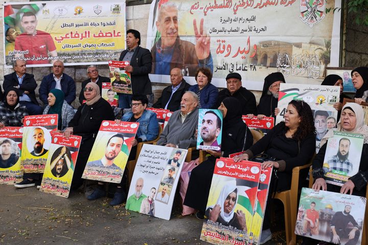 ヨルダン川西岸の赤十字前で、イスラエルに拘束されているパレスチナ人の解放を求める親族や支持者（2023年11月21日）