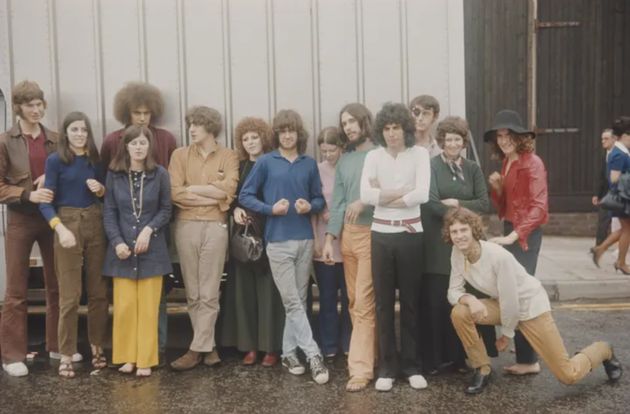1969年、クイーン結成前、「Ibex」というバンドにいた頃のフレディ・マーキュリーとバンドのメンバーら。中央右寄りで腕を組む、白い長袖Tシャツに赤いベルト、黒いパンツ姿がフレディ。