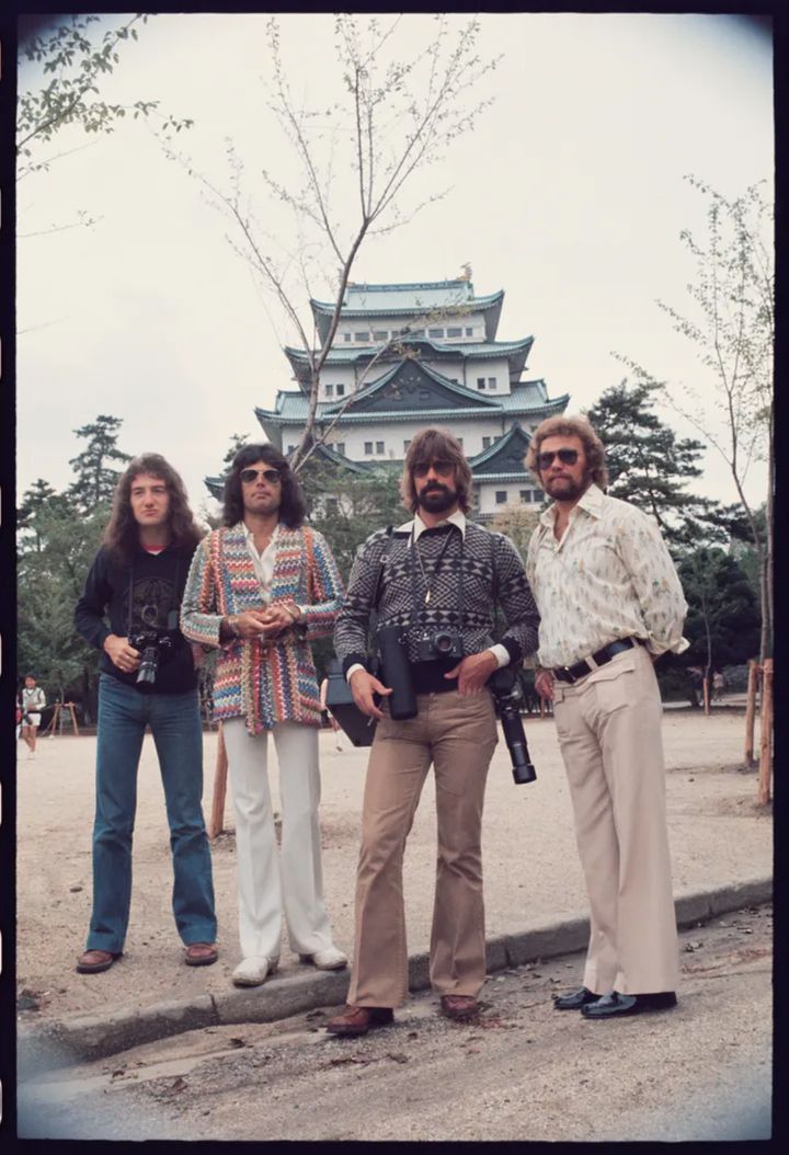 1975年4月22日、名古屋城の前で。左からジョン・ディーコン、フレディ・マーキュリー、マネージャーたち