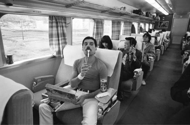 アルバム「ホット・スペース」のツアーで、大阪から名古屋への移動中に駅弁を食べるフレディ・マーキュリー