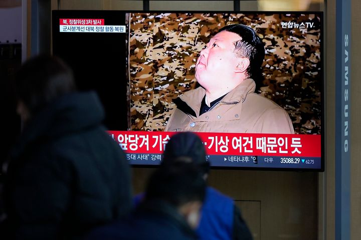 Εικόνες από βορειοκορεατικά ΜΜΕ που υποστηρίζουν ότι ο Κιμ Γιονγκ Ουν παρακολούθησε την εκτόξευση