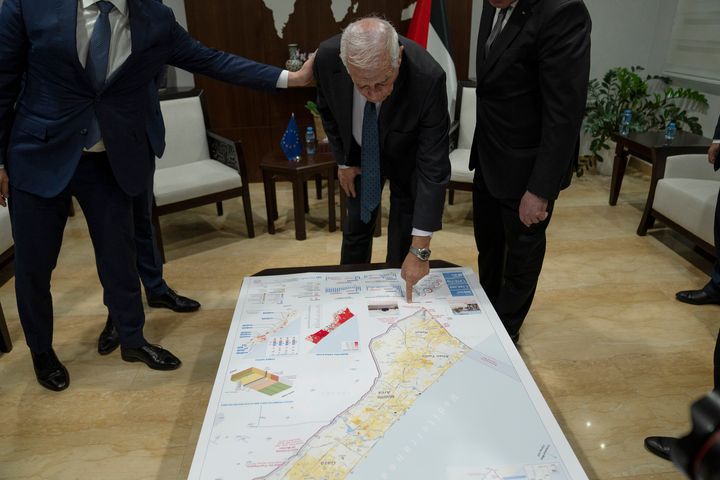 17 Νοεμβρίου 2023 Ο Ύπατος Εκπρόσωπος της ΕΕ Ζοζέπ Μπορέλ επιθεωρέί το χάρτη της Γάζας κατά την επίσκεψή του στη Ραμάλα