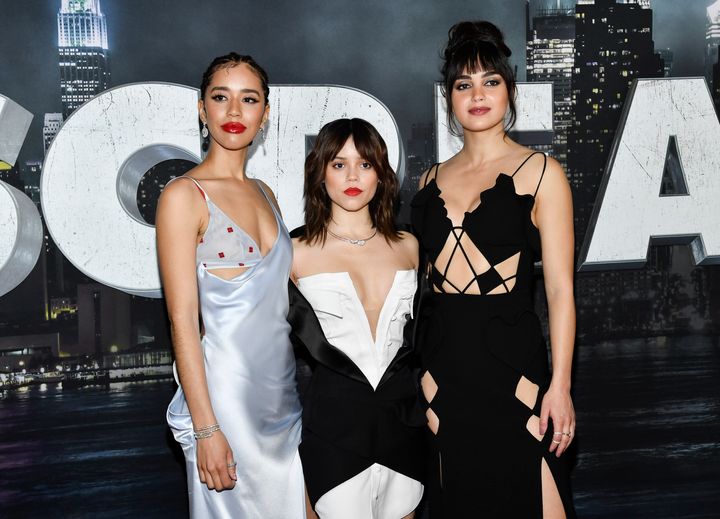 Η Jasmin Savoy Brown, αριστερά, η Jenna Ortega και η Melissa Barrera παρευρίσκονται στην παγκόσμια πρεμιέρα της ταινίας "Scream VI" στο AMC Lincoln Square, τη Δευτέρα 6 Μαρτίου 2023, στη Νέα Υόρκη.