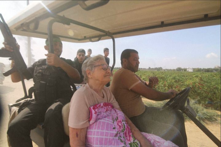 Σε αυτή την εικόνα που προέρχεται από βίντεο, μαχητές της Χαμάς μεταφέρουν την 85χρονη Yaffa Adar, μια Ισραηλινή που απήχθη από το Nir Oz, στη λωρίδα της Γάζας σε ένα καρότσι γκολφ, Σάββατο 7 Οκτωβρίου 2023.