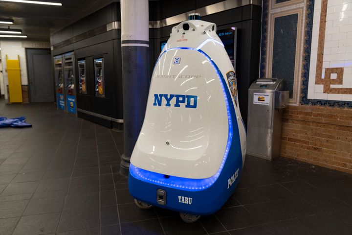 Ένα αυτόνομο ρομπότ ασφαλείας Knightscope K5 απεικονίζεται μετά από συνέντευξη Τύπου στο σταθμό Times Square του μετρό την Παρασκευή 22 Σεπτεμβρίου 2023 στο Μανχάταν της Νέας Υόρκης.